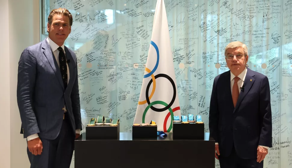 epa12074502 IOC President Thomas Bach presents US swimmer Gary Hall Jr. replicas of his ten Olympic medals that he lost during the wildfires in Los Angeles that destroyed his home earlier this year during a ceremony at the Olympic House in Lausanne, Switzerland, 05 May 2025. EPA/Denis Balibouse/POOL POOL, EDITORIAL USE ONLY