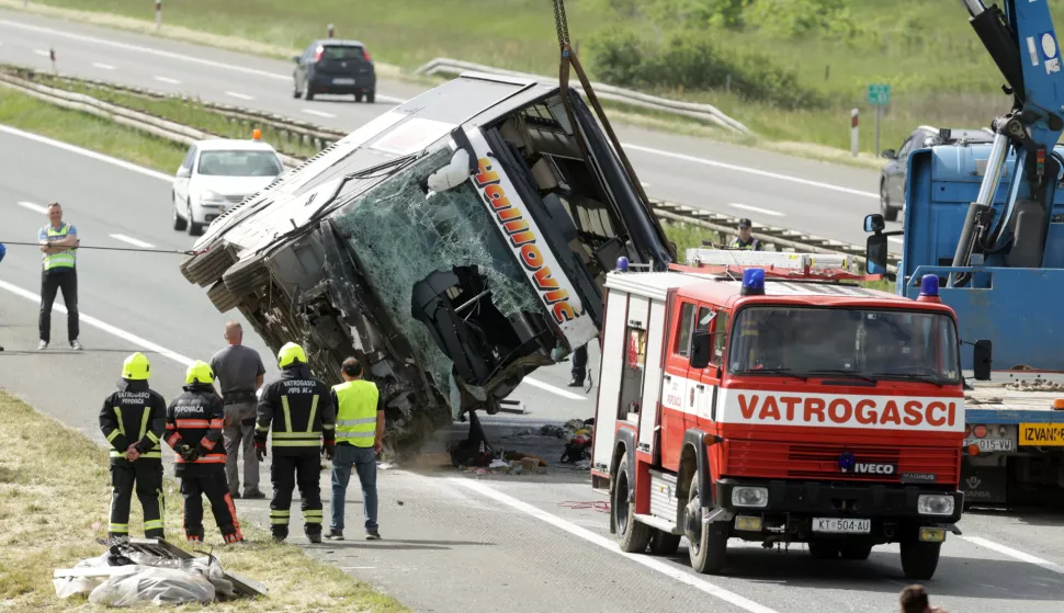 Zagreb, 4.5.2025.- U sudaru autobusa BiH registracija i osobnog vozila rano jutros na autocesti A3 izme?u Popova?e i Kri?a prema prvim informacijama poginule su dvoje osobe, a vi?e je ozlije?enih i prevezeni su u u bolnicu, izvijestila je u nedjelju sisa?ko-moslava?ka policija. foto HINA/ Admir BULJUBA?I?/ ua