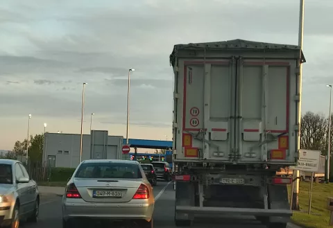 Gužve na prijelazu Županja-Orašje, travanj 2025.foto: Marija Lešić Omerović