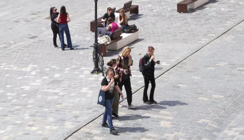 Osijek, 30. 04. 2025., Tvrđa, Trg sv. Trojstva, studenti, učenici, ljudi, šetnja, toplo vrijeme, sunčano, slobodnjak, slobodnjaciSNIMIO BRUNO JOBST