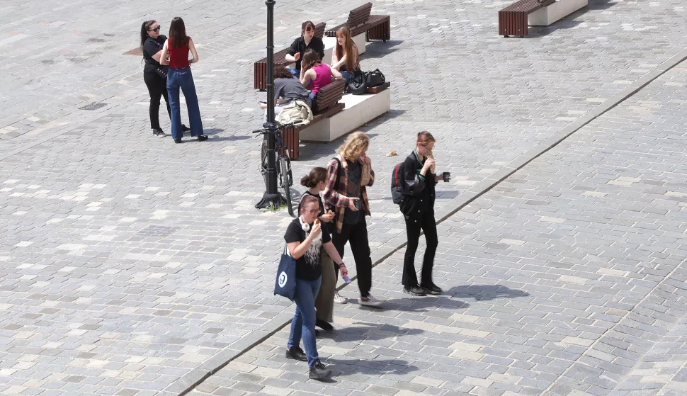 Osijek, 30. 04. 2025., Tvrđa, Trg sv. Trojstva, studenti, učenici, ljudi, šetnja, toplo vrijeme, sunčano, slobodnjak, slobodnjaciSNIMIO BRUNO JOBST