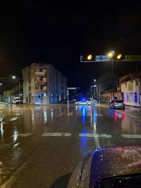 Olujno nevrijeme praćeno jakom kišom,sinoć oko 22 sata zahvatilo je Vinkovce i okolicu i trajalo je oko sat vremena, ali, prema dostupnim informacijama, nije bilo velike štete osim što su mnogi podrumi, posebice u četvrti Kanovci, bili poplavljeni pa su vatrogasci imali, doslovce, pune ruke posla. Vinkovčanin iz Kanovaca kaže kako mu je u podrumu nadirala voda pa je pozvao vatrogasce da ispumpaju vodu, ali je dobio odgovor neka bude strpljiv jer imaju već 100-tinjak poziva i ne stignu pravovremeno odgovoriti na sve pozive. 