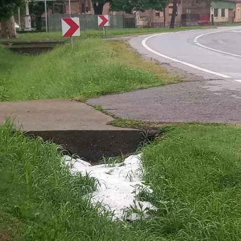 Olujno nevrijeme praćeno jakom kišom,sinoć oko 22 sata zahvatilo je Vinkovce i okolicu i trajalo je oko sat vremena, ali, prema dostupnim informacijama, nije bilo velike štete osim što su mnogi podrumi, posebice u četvrti Kanovci, bili poplavljeni pa su vatrogasci imali, doslovce, pune ruke posla. Vinkovčanin iz Kanovaca kaže kako mu je u podrumu nadirala voda pa je pozvao vatrogasce da ispumpaju vodu, ali je dobio odgovor neka bude strpljiv jer imaju već 100-tinjak poziva i ne stignu pravovremeno odgovoriti na sve pozive. 