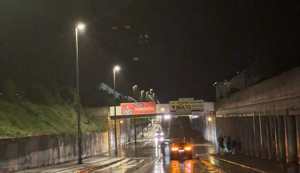 Olujno nevrijeme praćeno jakom kišom,sinoć oko 22 sata zahvatilo je Vinkovce i okolicu i trajalo je oko sat vremena, ali, prema dostupnim informacijama, nije bilo velike štete osim što su mnogi podrumi, posebice u četvrti Kanovci, bili poplavljeni pa su vatrogasci imali, doslovce, pune ruke posla. Vinkovčanin iz Kanovaca kaže kako mu je u podrumu nadirala voda pa je pozvao vatrogasce da ispumpaju vodu, ali je dobio odgovor neka bude strpljiv jer imaju već 100-tinjak poziva i ne stignu pravovremeno odgovoriti na sve pozive. 