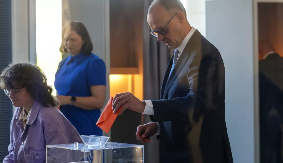 epa12077069 Designated German Chancellor Friedrich Merz (R) casts his vote during the election of German Chancellor at the Bundestag in Berlin, Germany, 06 May 2025. The new German government will be formed between the Union parties of Christian Democratic Union (CDU) and Christian Social Union (CSU) and the coalition partner Social Democratic Party (SPD). EPA/HANNIBAL HANSCHKE