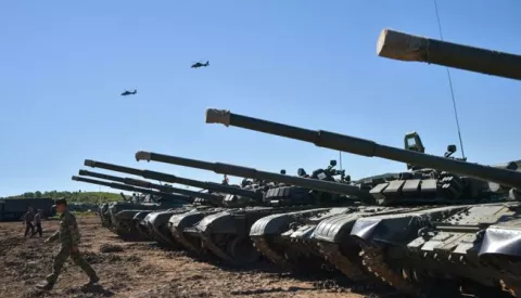 epa10163913 A handout photo made available by the press service of the Russian Defence Ministry on 06 September 2022 shows tanks and servicemen taking part in the Vostok 2022 strategic command and staff exercise at the Sergeyevsky training ground near Vladivostok, Primorsky Krai region, Russia. The Vostok 2022 strategic command and staff exercise takes place from 01 to 07 September 2022 and involves over 50,000 servicemen and more than 5,000 units of weapons and military equipment. EPA/RUSSIAN DEFENCE MINISTRY PRESS SERVICE HANDOUT -- MANDATORY CREDIT -- HANDOUT EDITORIAL USE ONLY/NO SALES