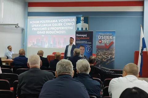 Nezavisni kandidat za gradonačelnika Osijeka 26-ogodišnji doktor stomatologije Domagoj Bendeković, kojega na predstojećim lokalnim izborima podržava koalicija stranaka HDSSB i HSS, predstavio je u utorak svoj izborni program u kojemu razvoj Osijeka vidi na obje obale rijeke Drave