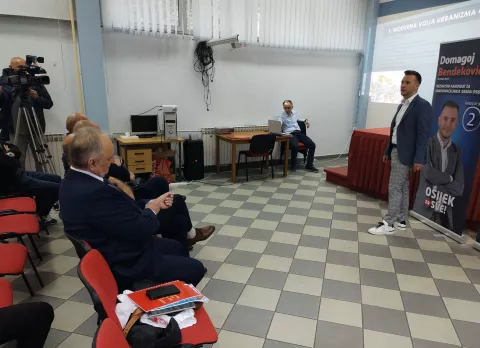 Nezavisni kandidat za gradonačelnika Osijeka 26-ogodišnji doktor stomatologije Domagoj Bendeković, kojega na predstojećim lokalnim izborima podržava koalicija stranaka HDSSB i HSS, predstavio je u utorak svoj izborni program u kojemu razvoj Osijeka vidi na obje obale rijeke Drave