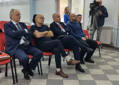 Nezavisni kandidat za gradonačelnika Osijeka 26-ogodišnji doktor stomatologije Domagoj Bendeković, kojega na predstojećim lokalnim izborima podržava koalicija stranaka HDSSB i HSS, predstavio je u utorak svoj izborni program u kojemu razvoj Osijeka vidi na obje obale rijeke Drave. Na slici Branimir Glavas, kandidat za župana OBŽ