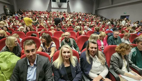 VINKOVCIU Vinkovcima je svečano otvorena državna smotra LiDraNo za osnovne i srednje škole koja okuplja najtalentiranije učenike iz cijele Hrvatske u području literarnog, dramsko-scenskog i novinarskog stvaralaštva.SVIBANJ 2025.