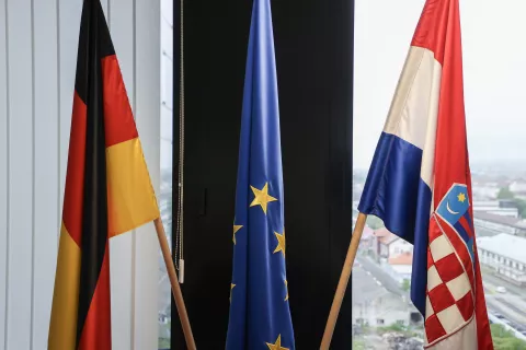 Zagreb, 06.05.2025 - Njemačko-hrvatska industrijska i trgovinska komora održala je konferenciju za medije na kojoj su službeno predstavljeni rezultati dvadesetog gospodarskog istraživanja među članovima Komore. Na slici zastava, zastave, Hrvatska, Njemačka, Eurospka Unija.foto HINA/ Damir SENČAR/ ds