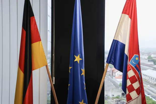 Zagreb, 06.05.2025 - Njemačko-hrvatska industrijska i trgovinska komora održala je konferenciju za medije na kojoj su službeno predstavljeni rezultati dvadesetog gospodarskog istraživanja među članovima Komore. Na slici zastava, zastave, Hrvatska, Njemačka, Eurospka Unija.foto HINA/ Damir SENČAR/ ds