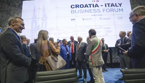 Zagreb, 06.05.2025 - Hrvatsko-talijanski gospodarski forum koji se održava povodom službenog posjeta potpredsjednika Vlade i ministra vanjskih poslova i međunarodne suradnje Italije Antonija Tajanija Republici Hrvatskoj. Na fotografiji Antonio Tajani, Gordan Grlić Radman, Ante Šušnjar, Luka Burilović. foto HINA/ Daniel KASAP/ dk