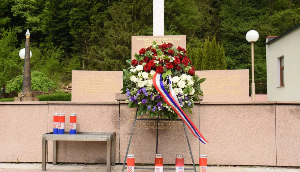 Macelj, 14.05.2021 - Obiljeavajući 76. obljetnicu Krinog puta, predsjednik Vlade Andrej Plenković poloio je vijenac i zapalio svijeću pred zajedničkom grobnicom pokraj Spomen-crkve Muke Isusove u Maclju. foto HINA/ Vlada RH/ ik