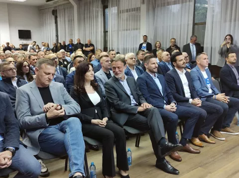Predsjednik Hrvatskog sabora Gordan Jandroković u utorak je u Osijeku sudjelovao na predizbornom skupu HDZ-a i partnera dajući potporu kandidatima za gradonačelnika Osijeka i županicu Osječko-baranjske županije Ivanu Radiću i Nataši Tramišak