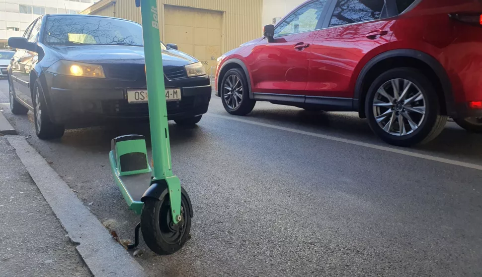 BILO KUDA BOLT SVUDAKoliko god su Boltovi električni romobili praktično pomagalo u prometu, posebno za mlade, jednako toliko problema izazivaju izvan njega - kad miruju. Nema gdje ih nema: na pješačkim i biciklističkim stazama, pred ulazima u zgrade i garaže, čak i na samim cestama. Neprimjereno i nemarno odlaganje romobila uzrok je negodovanja naših sugrađana od kada su se pojavili u Osijeku. Ljuti su pješaci koji "ne mogu normalno hodati", biciklisti koje tjeraju s njihovih staza, obrtnici i ugostiteljima kojima zakrče ulaze u radnje... Osim toga, opasnost su za pješake i bickliste zbog svoje brzine, ali i kada - što nije rijetkost - leže srušeni na kolniku. Veliki dio problema leži na samim korisnicima koji ne poštuju gotovo nikakve prometne norme i pravila. Primjerice, nedavno sam vidjela mladića koji se Boltovim romobilom provozao jednosmjernom ulicom, pogađate, u "krivom" smjeru. Kolega je jednog snimio ostavljenog doslovno na cesti, uskoj prometnici na kojoj se zbog romobila dva automobila nisu mogla mimioći. Kako doskočiti ovom problemu? Neki zazivaju drastična rješenja tipa "treba ih izbaciti iz grada", drugi se pitaju je li moguće uvesti reda kažnjavanjem, kako samih vozača (nakon završene vožnje dužni su fotografirati ostavljeni romobil), tako i vlasnika vozila koja građanima stvaraju probleme. Čuli smo i jedan konstruktivan prijedlog - formiranje označenih mjesta za njihovo ostavljanje, poput onih za bicikle. mario mihaljević