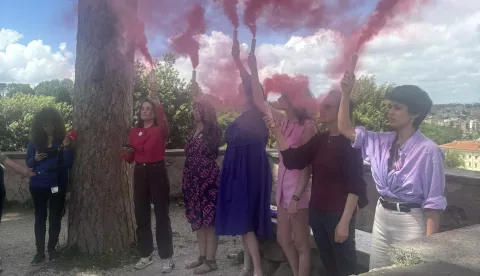 Članice katoličke ženske skupine zapalile su u srijedu ružičaste dimne baklje na brdu iza Vatikana u znak prosvjeda protiv nejednakosti spolova u Crkvi, nekoliko sati prije nego što su se kardinali okupili na konklavi u Sikstinskoj kapeli kako bi izabrali sljedećeg papu.