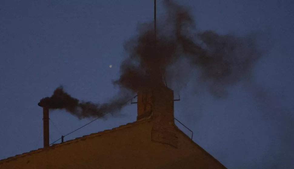 epa12081812 Black smoke comes out of the chimney on the roof of the Sistine Chapel on the first day of the conclave to elect a new pope in Vatican City, 07 May 2025. EPA/FABIO FRUSTACI