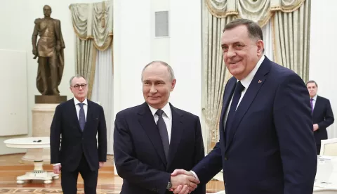 epa12003579 Russian President Vladimir Putin (C) shakes hands with Bosnian Serb leader Milorad Dodik (R) upon their meeting at the Kremlin in Moscow, Russia, 01 April 2025. Dodik arrived in the Russian capital despite an international arrest warrant issued against him. EPA/MIKHAIL TERESHCHENKO/SPUTNIK/KREMLIN POOL MANDATORY CREDIT