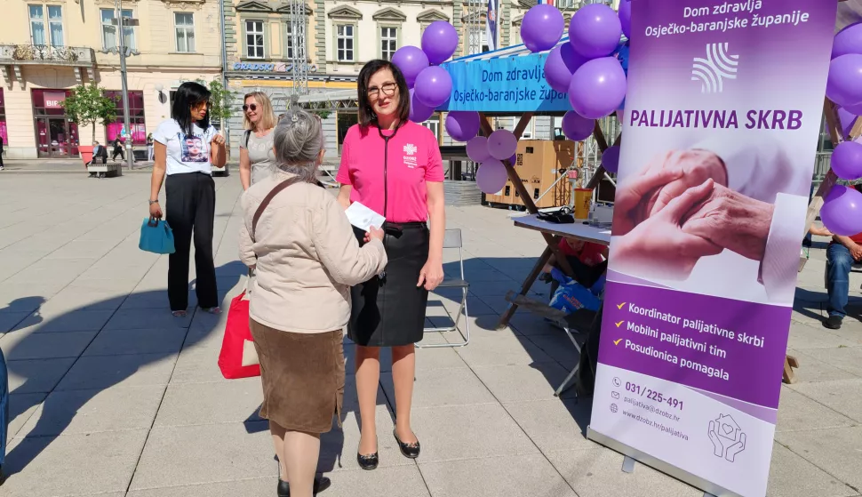 Osijek, 11. 05. 2024, Trg Ante Starcevica, Dan Palijativne skrbi, Dom zdravlja Osjecko-baranjske zupanije.snimio GOJKO MITIĆ