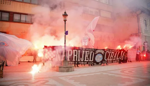 VINKOVCIU prepunom predvorju Gradske knjižnice i čitaonice u povodu 106. rođendana HNK Cibalia, nakon okupljanja navijača, Ultrasa, u središtu grada uz tradicionalnu pjesmu i bakljadu, predstavljen je dokumentarni film o povijesti klupskog grba autora Darka Stojanovića Stoje.svibanj 2025.