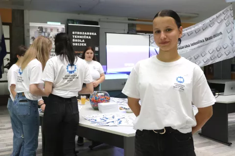 Osijek, 08. 05. 2025, Strojarska tehnička škola Osijek, Dani otvorenih vrata, Strojarske škole... Bivša učenica škole koja je nasljedila od svog oca šlep službu, Lara Jakšić.snimio GOJKO MITIĆ