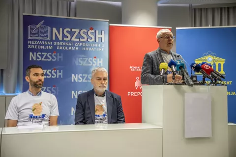 Zagreb, 8.5.2025 - Nezavisni sindikat zaposlenih u srednjim školama Hrvatske: Zrinko Turalija (S), Nezavisni sindikat znanosti i visokog obrazovanja: Matija Kroflin (L), Školski sindikat Preporod: Željko Stipić (D) održali su konferenciju za medije s temom nove opstrukcije prosvjeda od strane Vlade RH i ažurirane informacije o prosvjedu na Trgu bana Josipa Jelačića.Foto Hina/ Dario GRZELJ/ dag