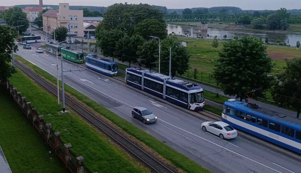 U autubus osječko GPP-a zabi se automobil kod zgrade HEP-a