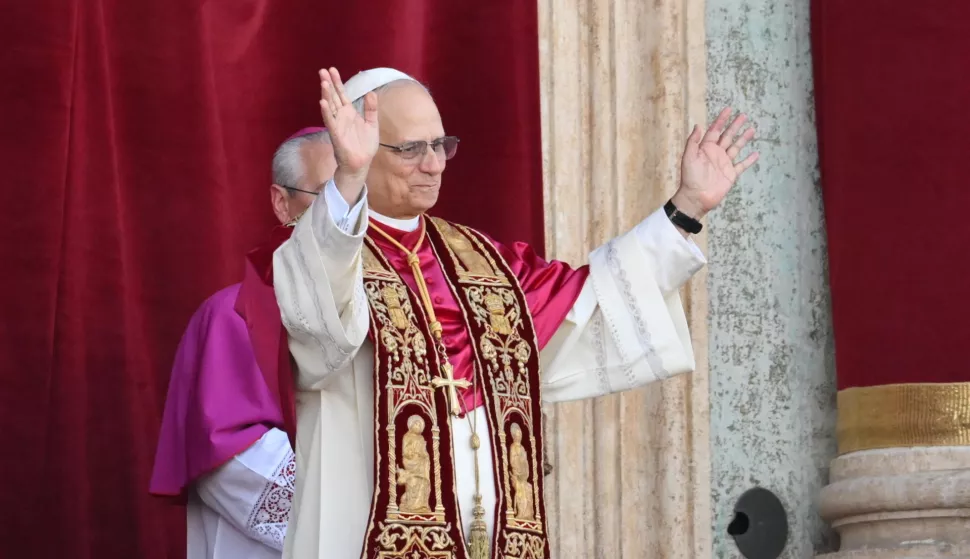 epa12084341 Newly elected Pope Leo XIV, Cardinal Robert Francis Prevost from the USA, blesses faithfuls from the central loggia of Saint Peter's Basilica, Vatican City, 08 May 2025. EPA/ALESSANDRO DI MEO