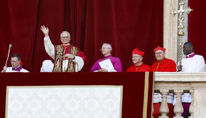 epa12084448 Newly elected Pope Leo XIV, Cardinal Robert Francis Prevost from the USA, blesses faithfuls from the central loggia of Saint Peter's Basilica, Vatican City, 08 May 2025. EPA/FABIO FRUSTACI