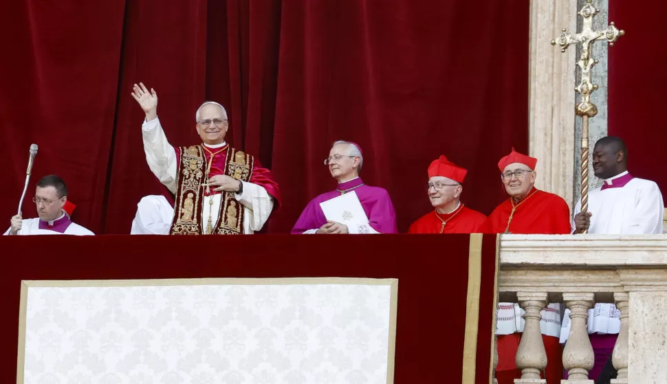 epa12084448 Newly elected Pope Leo XIV, Cardinal Robert Francis Prevost from the USA, blesses faithfuls from the central loggia of Saint Peter's Basilica, Vatican City, 08 May 2025. EPA/FABIO FRUSTACI