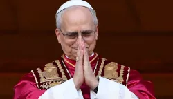 epa12084838 Newly elected Pope Leo XIV, Cardinal Robert Francis Prevost from the USA, blesses the faithful from the central loggia of Saint Peter's Basilica, Vatican City, 08 May 2025, after his election on the second day of the conclave. EPA/ETTORE FERRARI