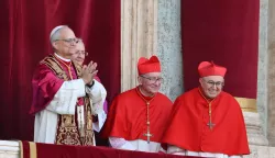 epa12084503 Newly elected Pope Leo XIV, Cardinal Robert Francis Prevost from the USA, greets faithfuls from the central loggia of Saint Peter's Basilica, Vatican City, 08 May 2025. EPA/ALESSANDRO DI MEO