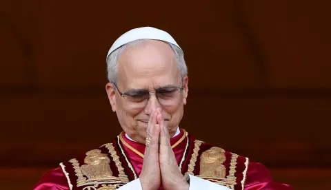 epa12084838 Newly elected Pope Leo XIV, Cardinal Robert Francis Prevost from the USA, blesses the faithful from the central loggia of Saint Peter's Basilica, Vatican City, 08 May 2025, after his election on the second day of the conclave. EPA/ETTORE FERRARI