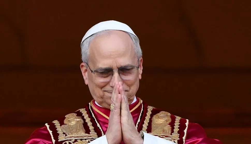 epa12084838 Newly elected Pope Leo XIV, Cardinal Robert Francis Prevost from the USA, blesses the faithful from the central loggia of Saint Peter's Basilica, Vatican City, 08 May 2025, after his election on the second day of the conclave. EPA/ETTORE FERRARI