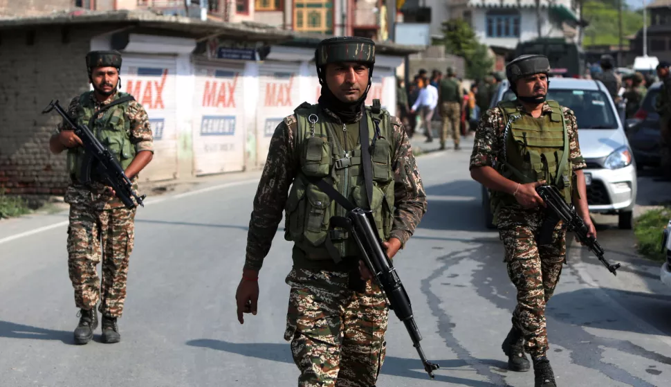epa12079784 Indian security forces patrol a road in Pampore, in the outskirts of Srinagar, the summer capital of Indian-administered Kashmir, 07 May 2025. The Indian government said it had carried out military strikes on nine sites in Pakistan in retaliation for the deadly militant attack on tourists in the popular tourist resort of Pahalgam on 22 April, which left 26 dead and several injured. EPA/FAROOQ KHAN