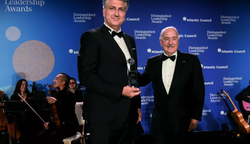 ZAGREB, 9. svibnja 2025. (Hina) - Hrvatska će kao predana transatlantska saveznica nastaviti stajati uz Sjedinjene Američke Države, rekao je kasno u četvrtak hrvatski premijer Andrej Plenković u Washingtonu, gdje je primio nagradu Atlantskog vijeća za istaknuto vodstvo.