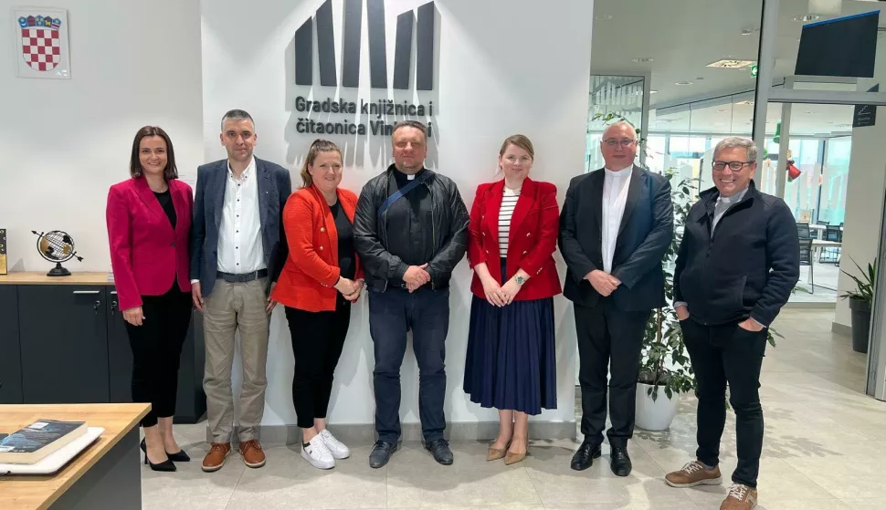 VINKOVCIGrad Vinkovci bio je domaćin prvog radnog sastanka u okviru projekta prekogranične suradnje s Hrvatima u Srbiji, točnije sa Župom sv. Jurja mučenika iz Golubinaca u Srijemusvibanj 2025.