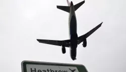 epa07269871 (FILE) A British Airways airplane landing at Heathrow airport in London, Britain, 25 October 2016 (reissued 08 January 2019). Accoprding to reports, Europe's busiest airport Heathrow has suspended departures from its northern runway following reports of a drone sighting on 08 January 2019. EPA/HANNAH MCKAY *** Local Caption *** 53332952