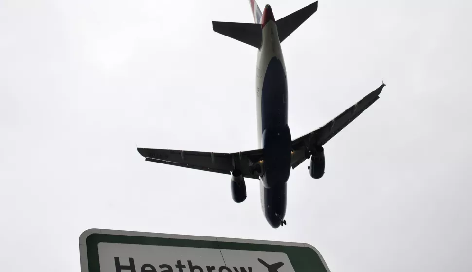 epa07269871 (FILE) A British Airways airplane landing at Heathrow airport in London, Britain, 25 October 2016 (reissued 08 January 2019). Accoprding to reports, Europe's busiest airport Heathrow has suspended departures from its northern runway following reports of a drone sighting on 08 January 2019. EPA/HANNAH MCKAY *** Local Caption *** 53332952