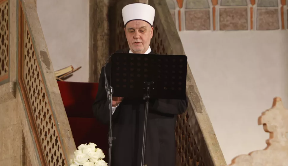 Sarajevo, 30.3.2025.- Poglavar Islamske zajednice u Bosni i Hercegovini Husein Kavazovi? upozorio je u nedjelju da je mir u njegovoj zemlji ugro?en istaknuv?i kako muslimani toga moraju biti svjesni a dr?ava u takvoj situaciji ne smije biti pasivna. Reis Kavazovi? ovo je rekao u svojoj hutbi (propovijedi) tijekom sredi?nje molitve u sarajevskoj Begovoj d?amiji u povodu Ramazanskog bajrama. foto HINA/ FENA/ Amer Kajmovi?/ ua