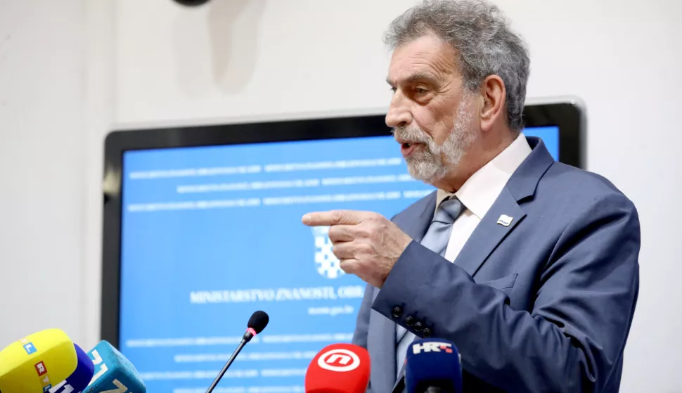 Zagreb, 09.05.2025. - U Ministarstvu znanosti, obrazovanja i mladih ministar Radovan Fucks održao je konferencija za medije u povodu prosvjeda triju obrazovnih sindikata. Na fotografiji Radovan Fucks. foto HINA/Zvonimir KUHTIĆ/ kuz