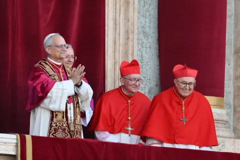 epa12084503 Newly elected Pope Leo XIV, Cardinal Robert Francis Prevost from the USA, greets faithfuls from the central loggia of Saint Peter's Basilica, Vatican City, 08 May 2025. EPA/ALESSANDRO DI MEO