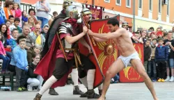 zadnja...vinkovci...20.05.2016.4. rimski dani u vinkovcima; pjesacka zona u sredistu grada; defile legionara, gladijatora i drugih sudionika predvodila rimska zaprega u kojoj su se dovezli rimski carevi porijeklom iz cibala (vinkovci) - valens i valentinijanfoto Gordan Panić------MOZAIK, 4 stupca