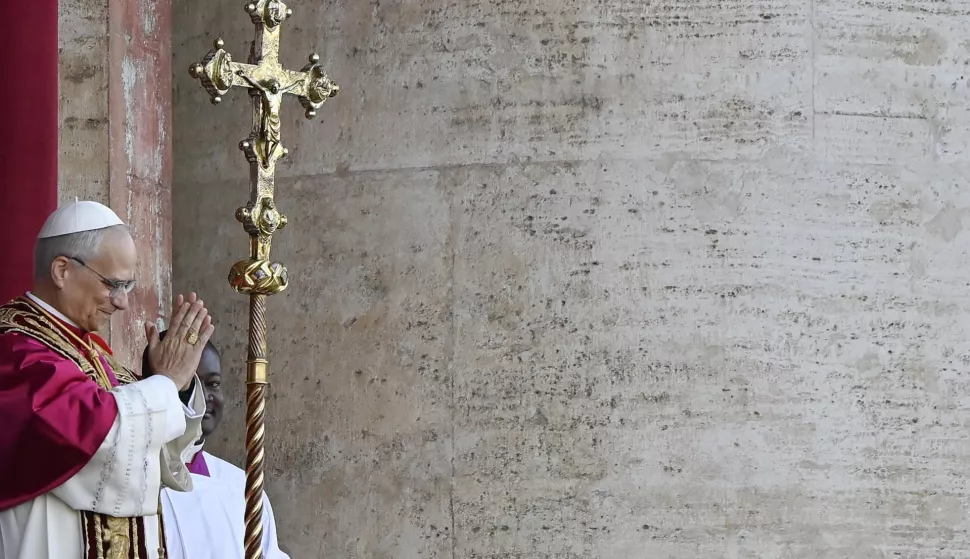 epa12084559 Newly elected Pope Leo XIV, Cardinal Robert Francis Prevost from the USA, greets faithfuls from the central loggia of Saint Peter's Basilica, Vatican City, 08 May 2025. EPA/RICCARDO ANTIMIANI