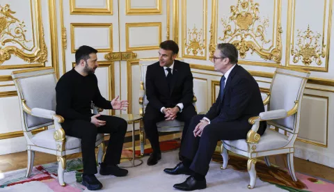 epa11991218 Ukraine's President Volodymyr Zelensky (L), France's President Emmanuel Macron (C), and Britain's Prime Minister Keir Starmer (R) speak during a trilateral meeting on the sidelines of a summit for 'Coalition of the Willing' at the Elysee Palace in Paris, France, 27 March 2025. The French president on 27 March hosts European leaders, including the Ukrainian president, for a summit aimed at boosting Ukrainian security ahead of any potential ceasefire with Russia. EPA/LUDOVIC MARIN/POOL MAXPPP OUT