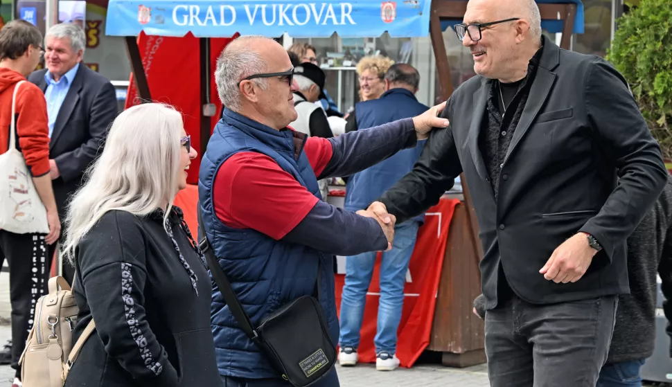 Vukovar...10.05.2025.Konferencija za medije povodom predstavljanja programa za lokalne izbore SDP-a Vukovar u pješačkoj zoni u centru Vukovara. Medijima se obratili Kruno Raguž, kandidat za gradonačelnika SDP-a Vukovar i Mirko Dorokazi kandidat za zamjenika gradonačelnika SDP-a Vukovar.Foto: Gordan Panić