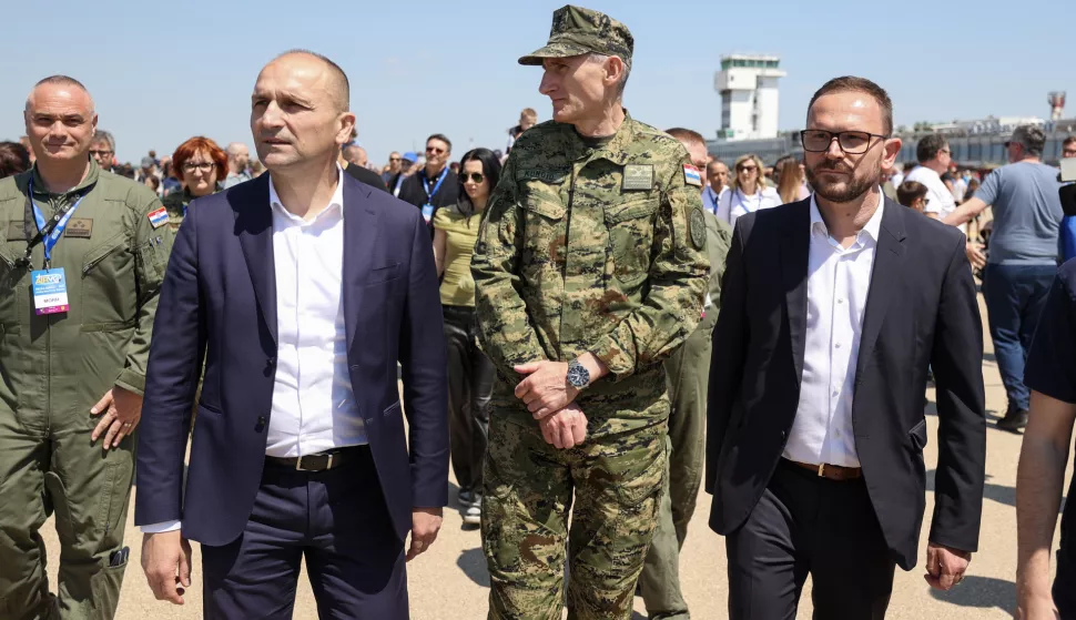 Velika Gorica, 10.05.2025 - Zrakoplovna manifestacijia AIRVG2025 na starom terminalu Zračne luke Zagreb. Na slici ministar obrane Ivan Anušić, Tihomir Kundid, gradonačelnik Velike Gorice Krešimir Ačkar.foto HINA/ Damir SENČAR/ ds