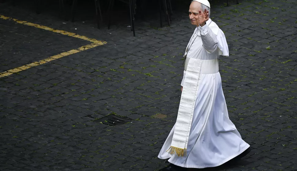 epaselect epa12090267 Pope Leo XIV waves at faithfuls as he walks inside the Vatican before the Regina Coeli prayer, Vatican City, 11 May 2025. EPA/RICCARDO ANTIMIANI