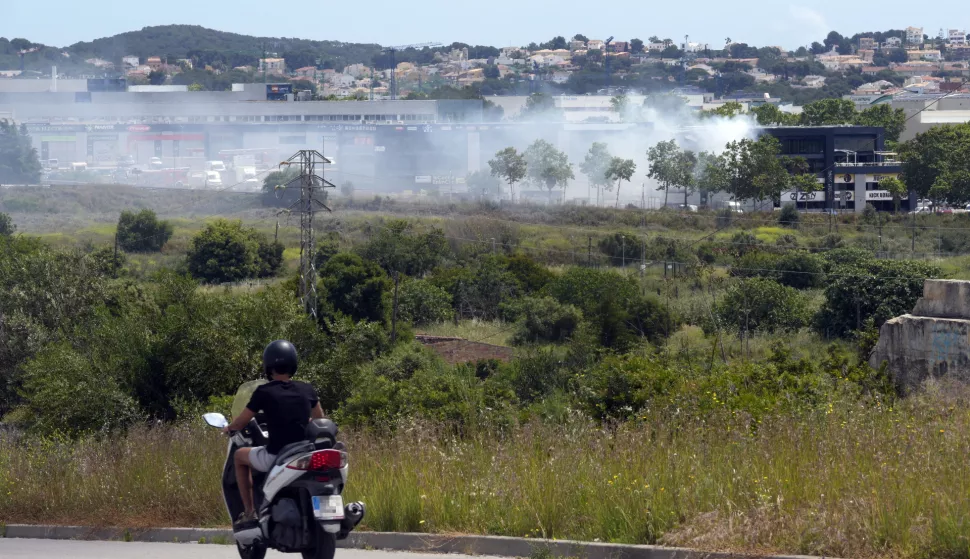 epa12088471 A column of smoke emerges from a plant that stores chloride products in the town of Vilanova i la Geltru, in Catalonia, northeastern Spain, 10 May 2025. Residents from five towns of Catalonia were confined due to the toxic cloud that emerged from the warehouse. EPA/Enric Fontcuberta